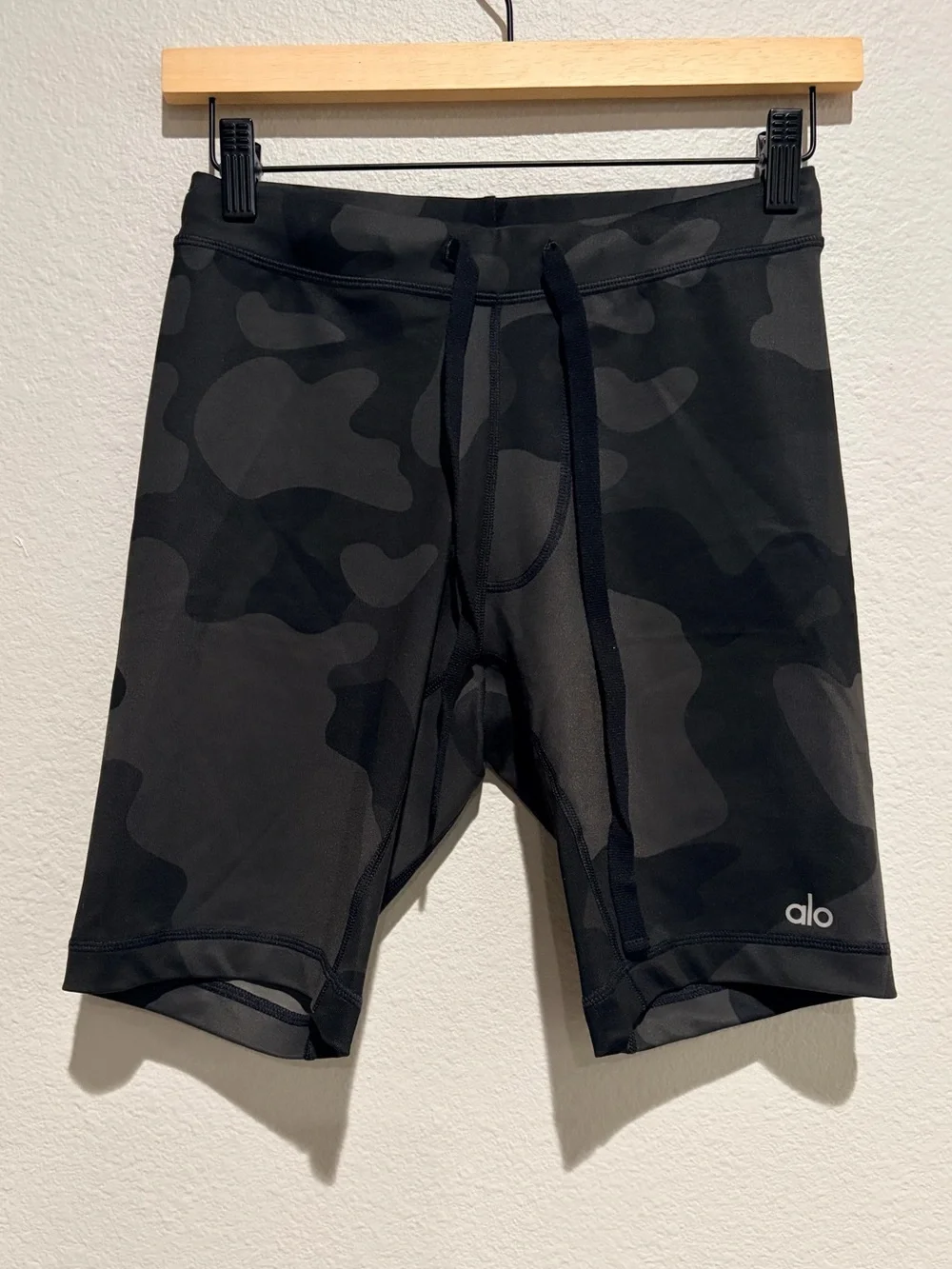 Alo Men's Alo Warrior Compression Black Shorts Camo SZ M
